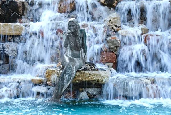 Brunnen mit einer Meerjungfrau in marmaris — Stockfoto