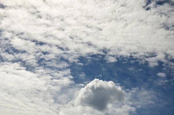 Beyaz bulutlu parlak mavi gökyüzü