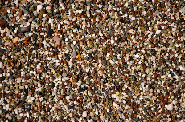 Kumsalda çakıl taşı