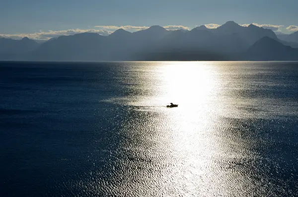 Gün batımında yalnız tekne deniz