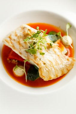 Izgara kalkan, tabouli, tatlı biber sosu ve yaz sebze. Beyaz yemek