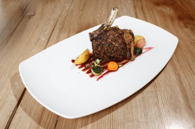 Raf ile garnitür ızgara domuz eti