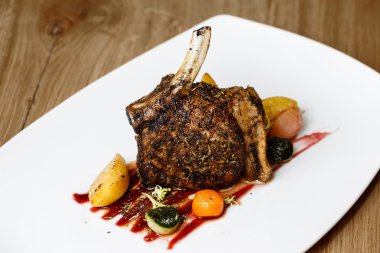 Raf ile garnitür ızgara domuz eti