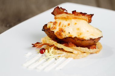 Peynir ve domuz pastırması ile sıcak fırında patates