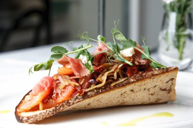 Ekşi-tatlı ekmek pastırma ile lahana snack