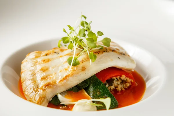 Turbot grillé, tabouli, sauce au poivron doux et légumes d'été. Plat blanc — Photo