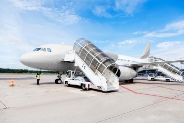 Ticari uçak bağlı biniş rampası ile