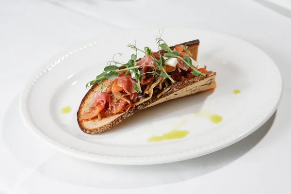 Ekşi-tatlı ekmek pastırma ile lahana snack