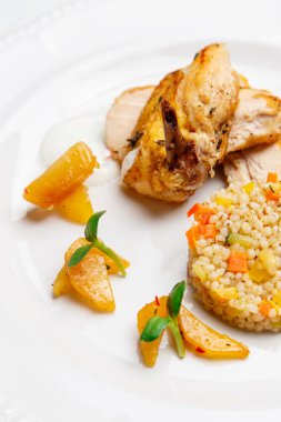 Kızarmış tavuk, Pearl arpa ve sebze ile servis