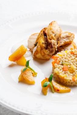 Kızarmış tavuk, Pearl arpa ve sebze ile servis