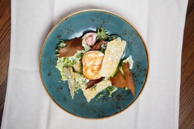 Sağlıklı taze salata tavuk göğsü, domates ve marul