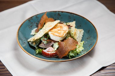 Sağlıklı taze salata tavuk göğsü, domates ve marul