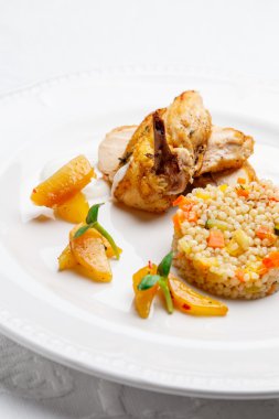 Kızarmış tavuk, Pearl arpa ve sebze ile servis