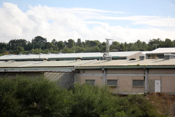 Toit - construction sur le toit du bâtiment — Photo