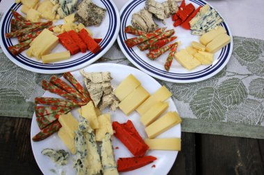 bir tabağa yalan peynir