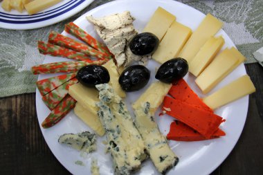 bir tabağa yalan peynir