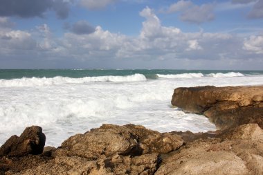 Deniz kıyısındaki taşlar