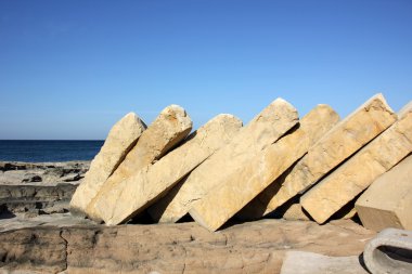 kayalar Akdeniz kıyısında