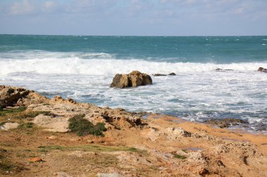 kayalar Akdeniz kıyısında