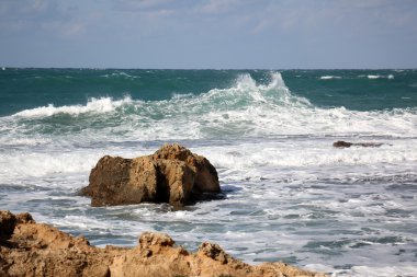 kayalar Akdeniz kıyısında