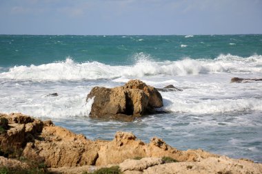 kayalar Akdeniz kıyısında