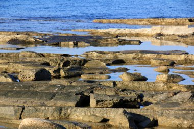 kayalar Akdeniz kıyısında