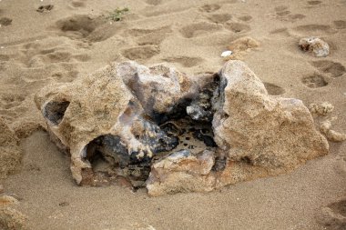 kayalar Akdeniz kıyısında