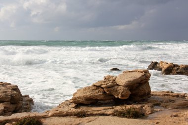 kayalar Akdeniz kıyısında