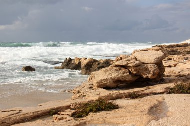 kayalar Akdeniz kıyısında