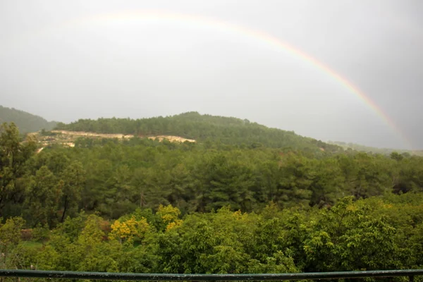 Arco-íris após a chuva — Fotografia de Stock