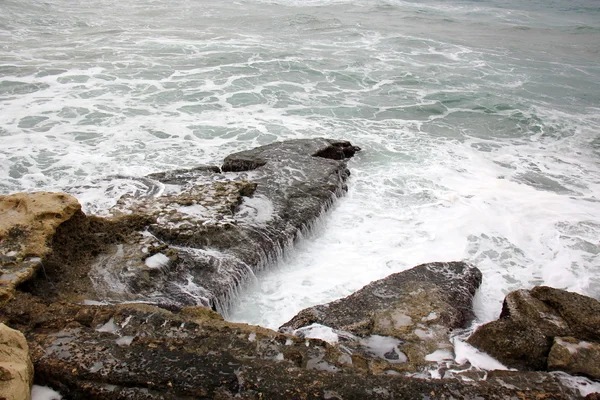 Rochers au bord de la mer Méditerranée — Photo