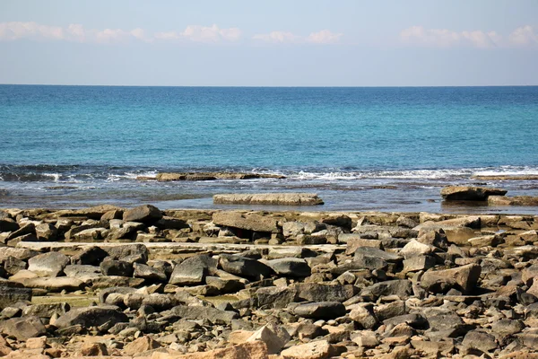 Felsen am Ufer des Mittelmeeres — Stockfoto