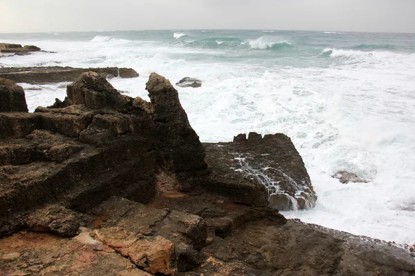 Stenen op de oever van de Middellandse Zee — Stockfoto