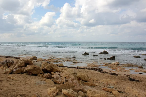 Скалы на берегу Средиземного моря — стоковое фото