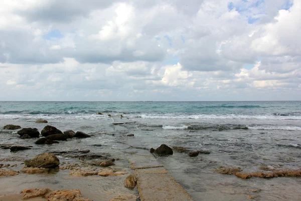 Rochers au bord de la mer Méditerranée — Photo