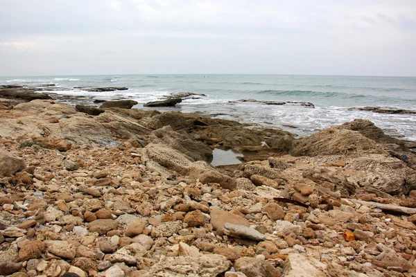 Kayalar Akdeniz kıyısında — Stok fotoğraf