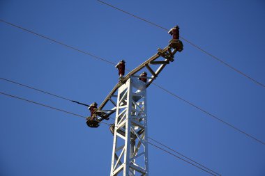 elektrik direği ve izolatörler