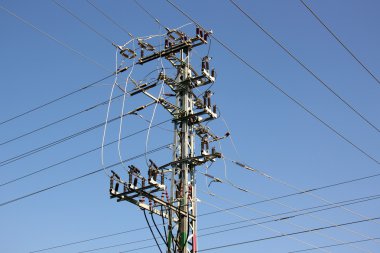 elektrik direği ve izolatörler