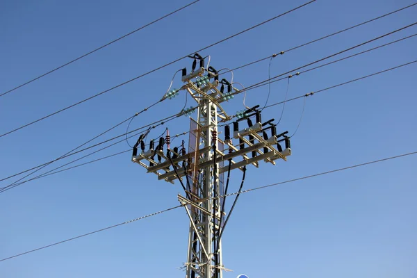 Elektrische paal en isolatoren — Stockfoto