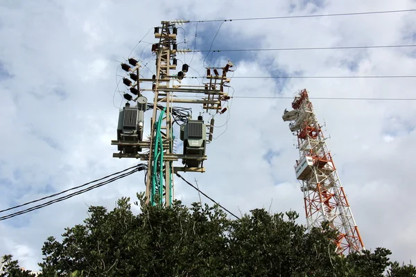 Electric pole och isolatorer — Stockfoto