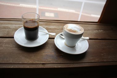 bir fincan kahve ve kapuçino