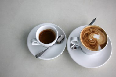 bir fincan kahve ve kapuçino