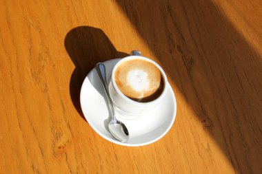 bir fincan kahve ve kapuçino