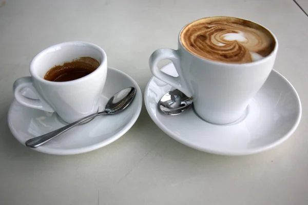 Uma xícara de café e cappuccino — Fotografia de Stock