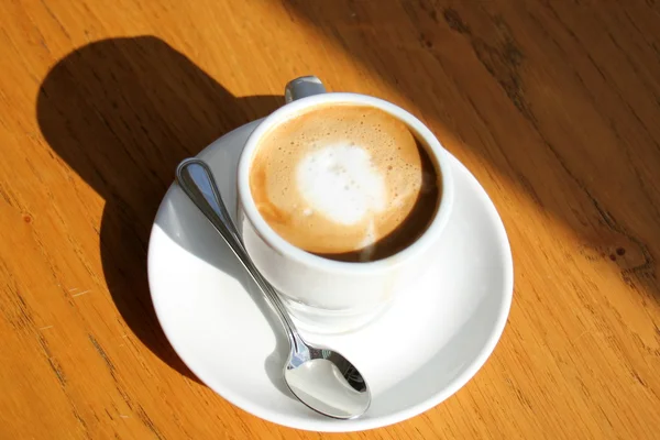 Uma xícara de café e cappuccino — Fotografia de Stock