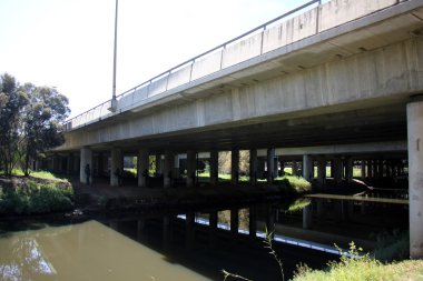 Köprü - lake Nehri dikilmiş bir yapı