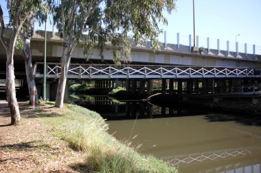 Köprü - lake Nehri dikilmiş bir yapı