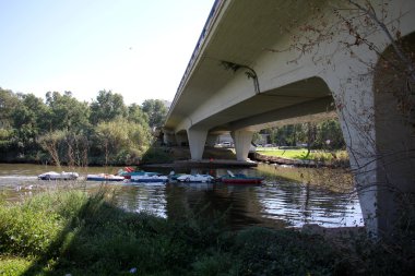 Köprü - lake Nehri dikilmiş bir yapı