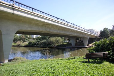 Köprü - lake Nehri dikilmiş bir yapı