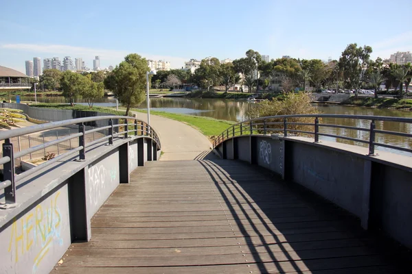 Puente - una estructura erigida a través del río, lago — Foto de Stock